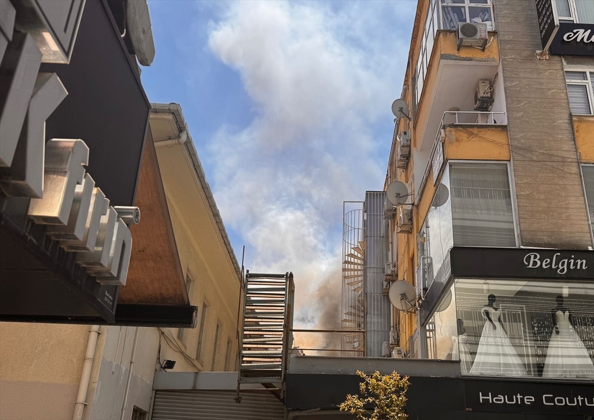 Bakırköy Zeytinlik Mahallesi Türkçü Sokak’ta bir iş yerinde henüz bilinmeyen nedenle yangın çıktı....