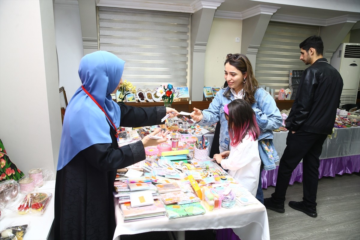 Bakü'de, Azerbaycanlı ve Türk kadınlar, ihtiyaç sahiplerine yardım amacıyla ortak kermes...