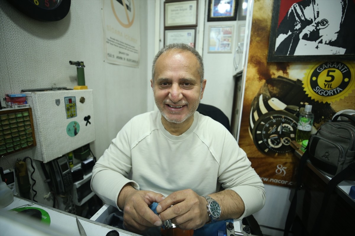 Balıkesir'de 33 yıldır 7 metrekarelik dükkanında saat tamirciliği yapan İsmail Kökçü (52), oğlunu...