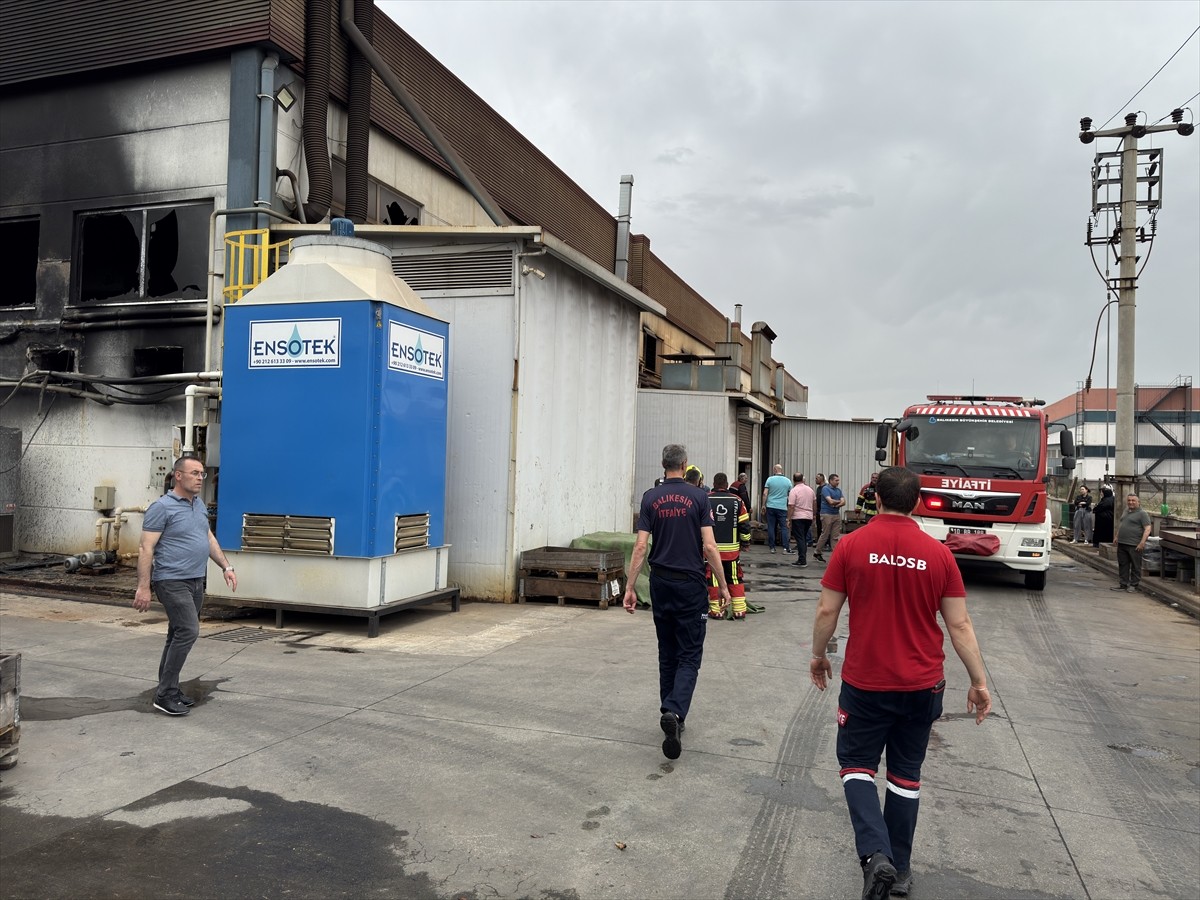 Balıkesir'de zincir üretimi yapan fabrikada çıkan yangın itfaiye ekiplerince söndürüldü.