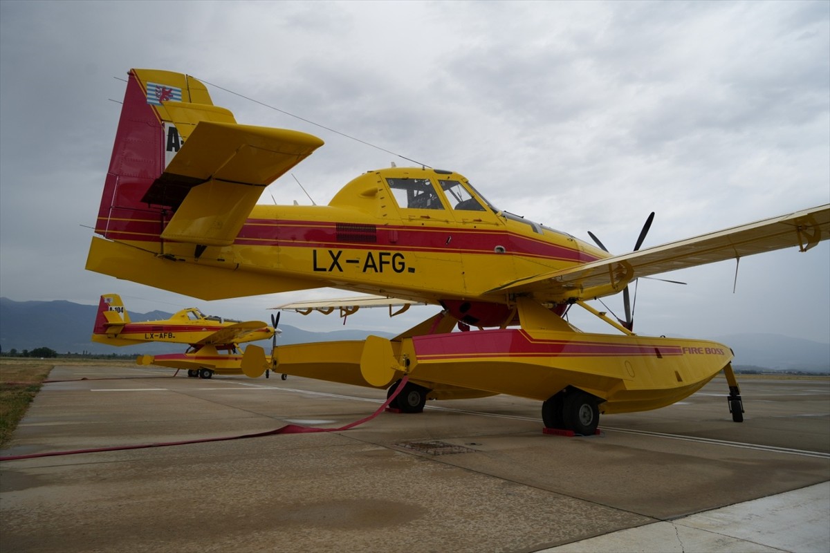 Balıkesir'in Edremit ilçesinde Kazdağları'nda olası orman yangınlarıyla mücadele için 3 bin litre...