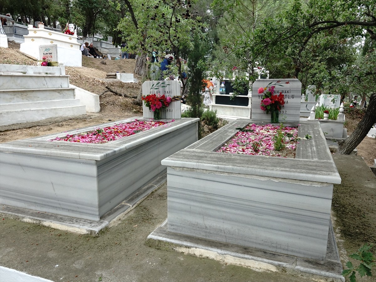 Balıkesir'in Edremit ilçesine bağlı kırsal Tahtakuşlar Mahallesi'ndeki mezarlıkta buluşan Tahtacı...