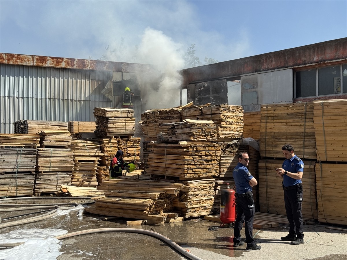 Balıkesir'in merkez Altıeylül ilçesindeki mobilya atölyesinde başlayıp mangal kömürü deposuna...