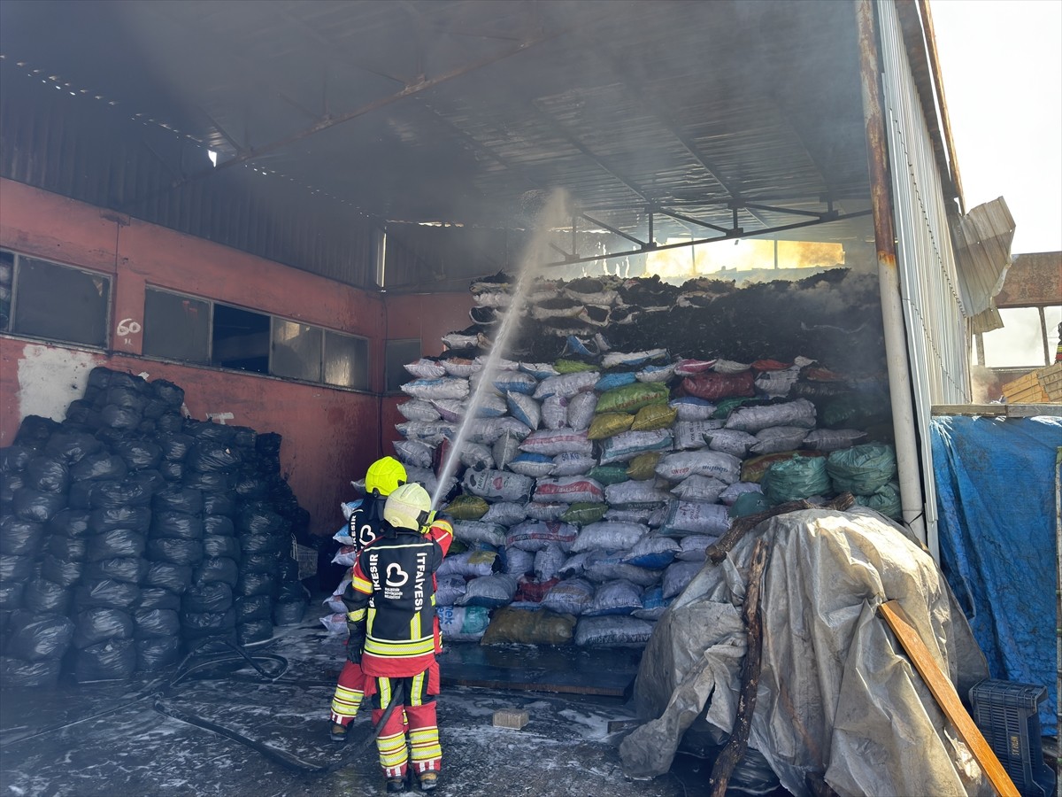 Balıkesir'in merkez Altıeylül ilçesindeki mobilya atölyesinde başlayıp mangal kömürü deposuna...
