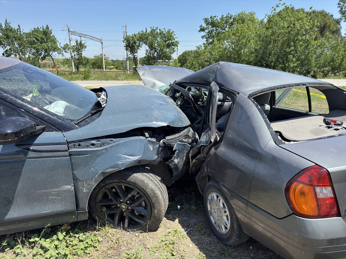 Balıkesir'in Susurluk ilçesinde cip ile otomobilin çarpışması sonucu 1 kişi öldü, 2 kişi...