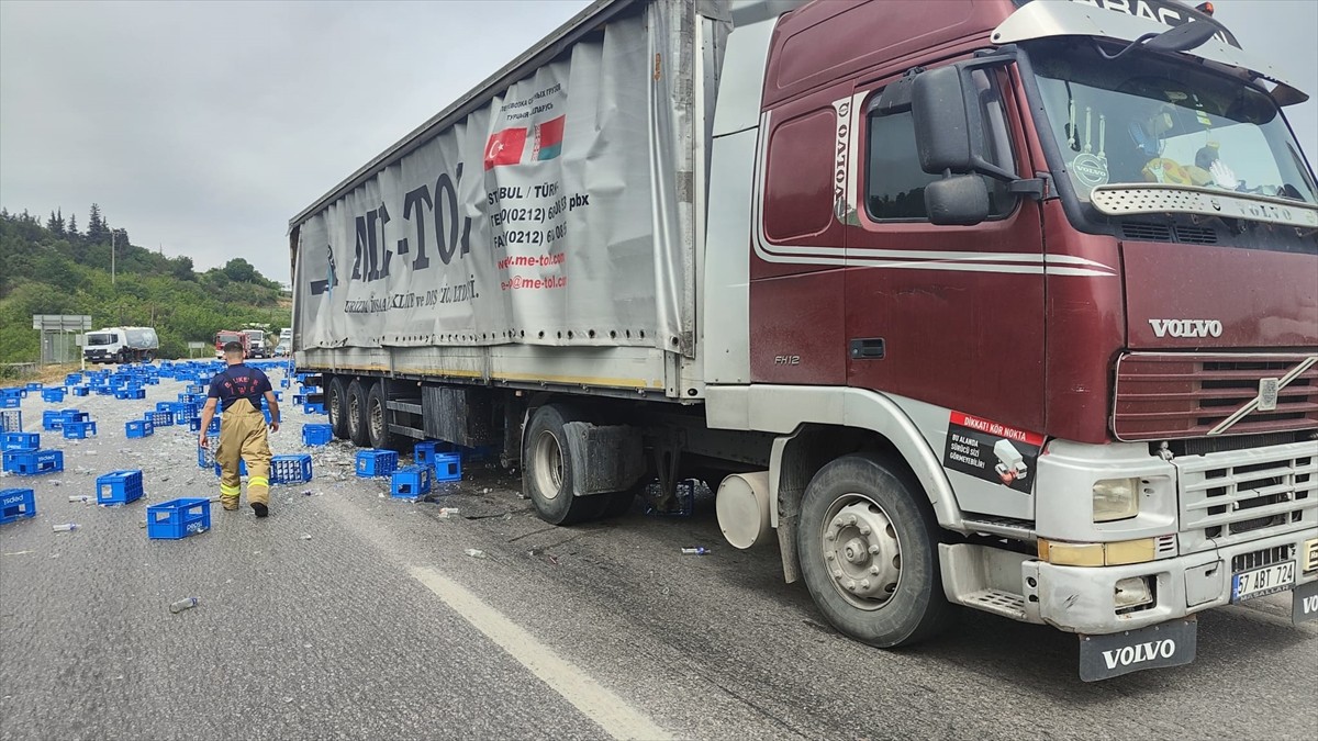Balıkesir'in Susurluk ilçesinde tırdan yola savrularak kırılan cam kola şişeleri, trafiği aksattı....