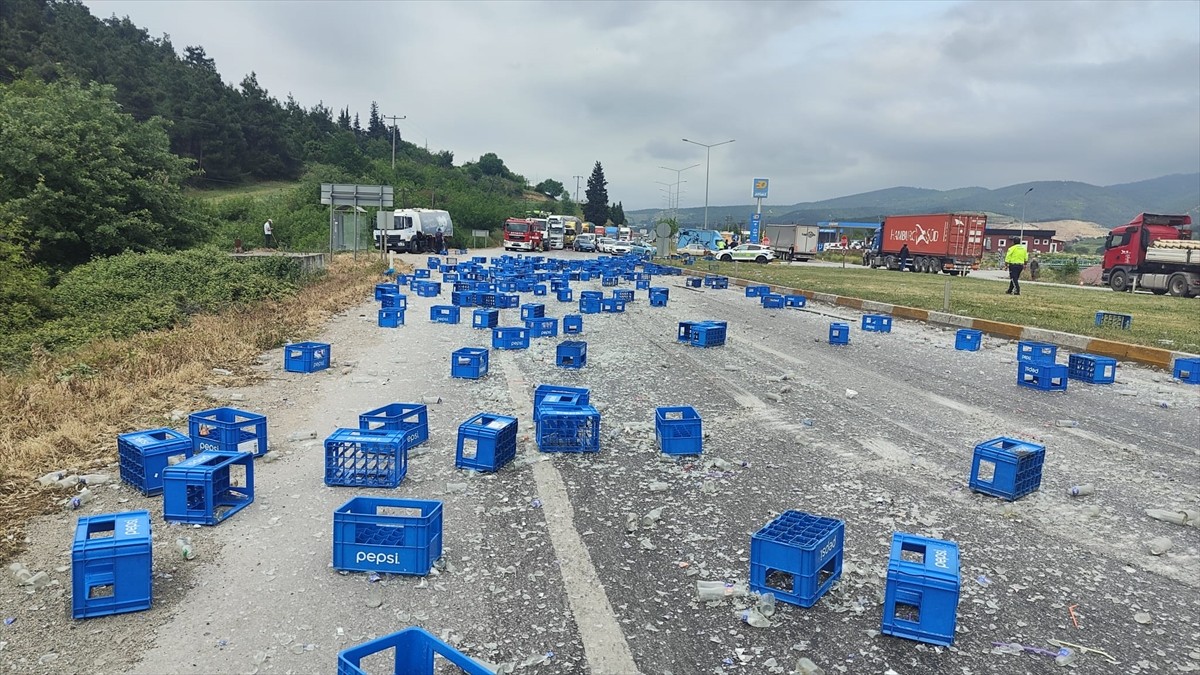 Balıkesir'in Susurluk ilçesinde tırdan yola savrularak kırılan cam kola şişeleri, trafiği aksattı....