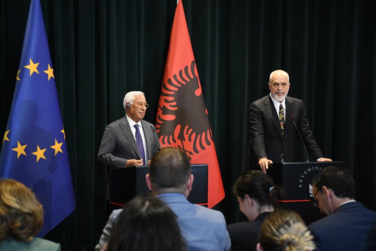 Balkan ülkeleri ziyaretine çıkan AB Konseyi Başkanı Antonio Costa (solda), Arnavutluk’un başkenti...