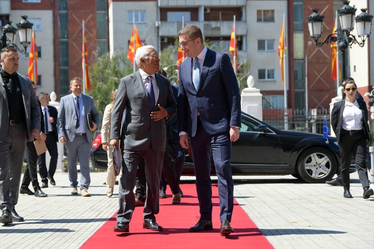 Balkan ülkeleri ziyaretine çıkan Avrupa Birliği (AB) Konseyi Başkanı Antonio Costa (solda)...