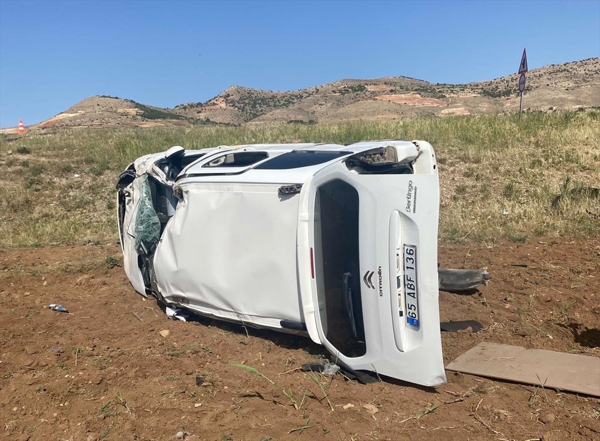  Batman'ın Gercüş ilçesinde hafif ticari aracın tarlaya devrilmesi sonucu 1 kişi öldü, 2 kişi...