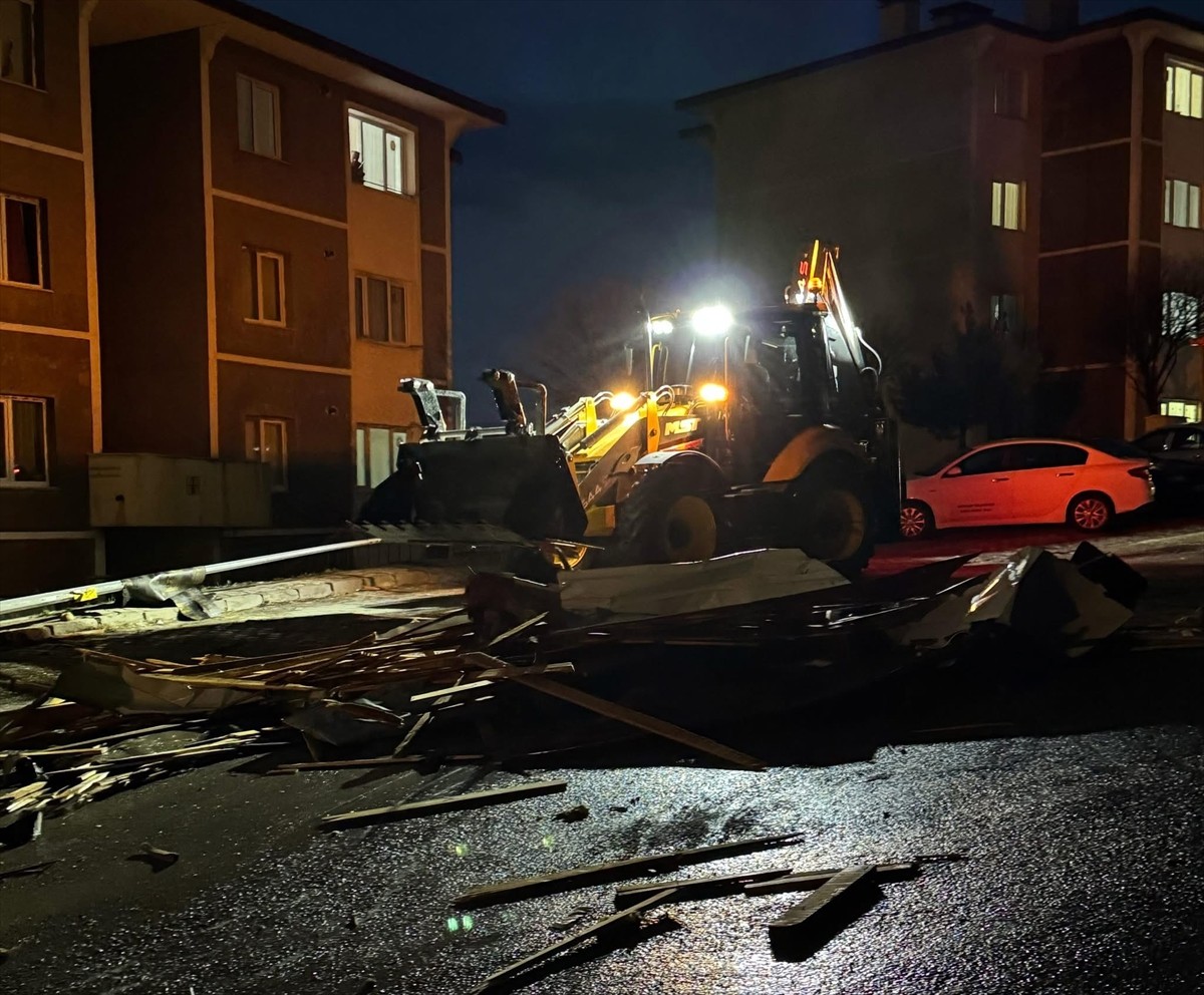 Bayburt'ta etkili olan kuvvetli rüzgar yaşamı olumsuz etkiledi. Kuvvetli rüzgar kent merkezinde...