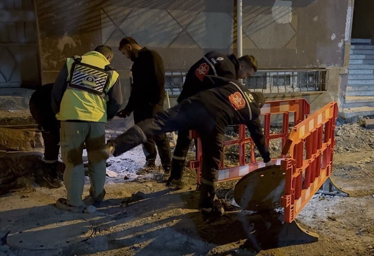 Bayrampaşa'da altyapı çalışması yürütülen sokaktaki rögarda yaşanan patlama nedeniyle ekipler...