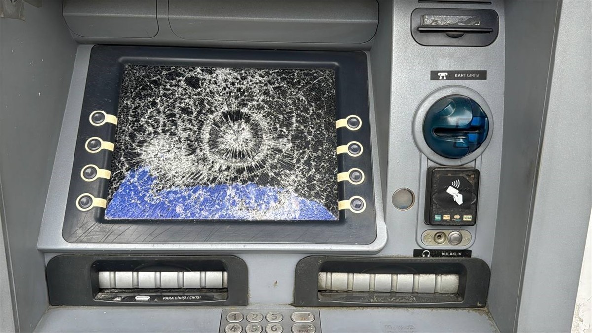 Bayrampaşa'da bazı bankalara ait 4 ATM'nin ekranı, kimliği henüz belirlenemeyen kişi ya da...