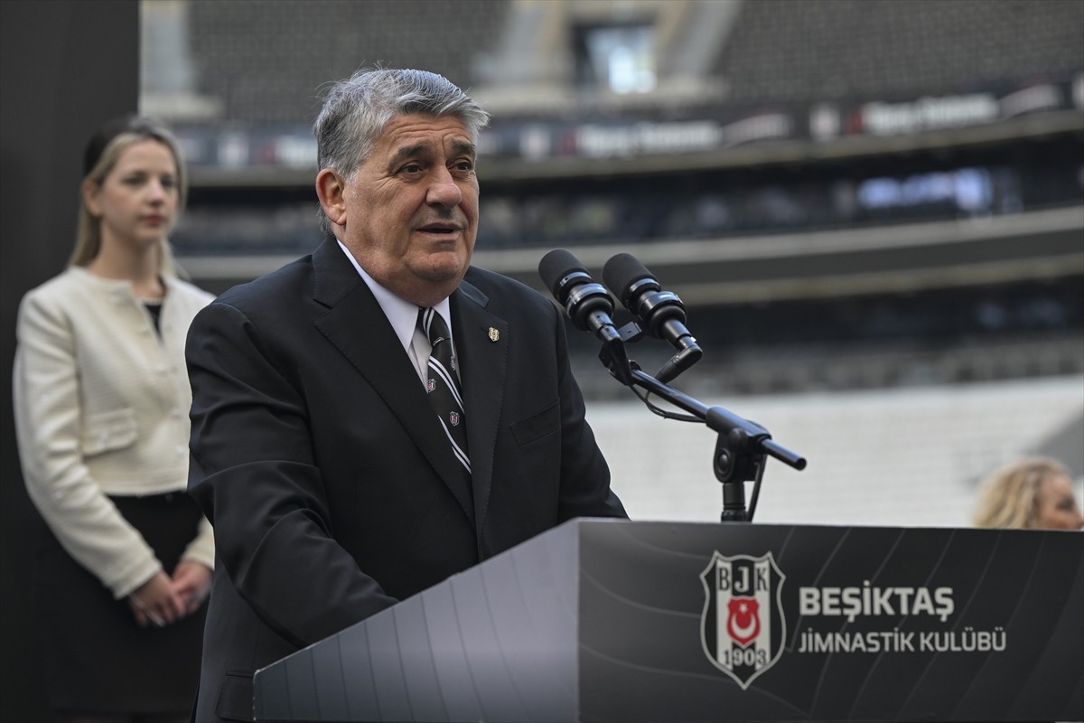 Beşiktaş Kulübünde yeniden başkanlığa seçilen Serdal Adalı ve yönetim kurulu, Tüpraş Stadı'nda...