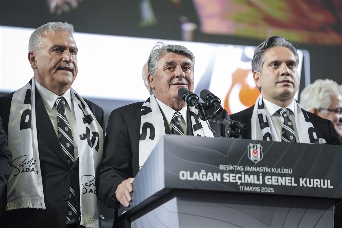 Beşiktaş Kulübünün mevcut başkanı Serdal Adalı (ortada), Türkiye Atletizm Federasyonu Ataköy...