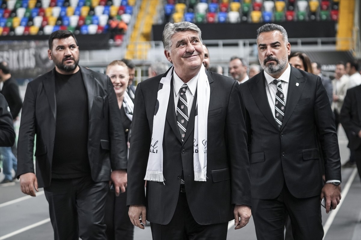 Beşiktaş Kulübünün mevcut başkanı Serdal Adalı (ortada), Türkiye Atletizm Federasyonu Ataköy...