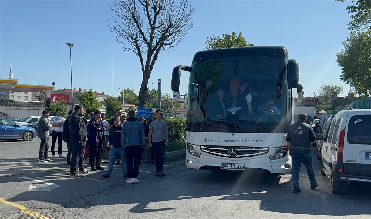 Beylikdüzü'nde, metrobüsün yolcu almak için bekleyen diğer metrobüse arkadan çarpması sonucu...