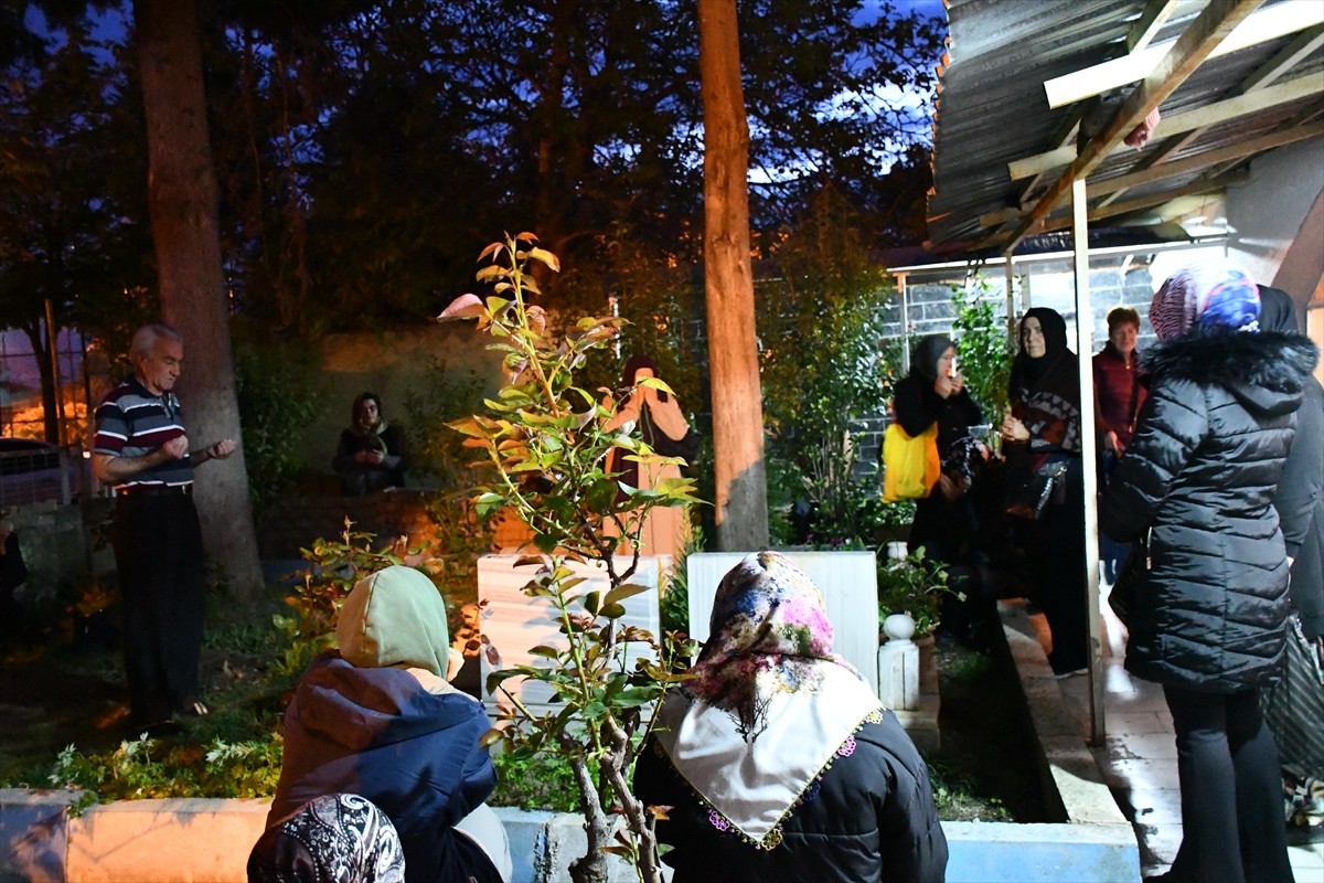 Bilecik'te Hıdırellez geleneğini sürdüren vatandaşlar, Kırklar Tepesi'ndeki Kırklar Camisi'nde...