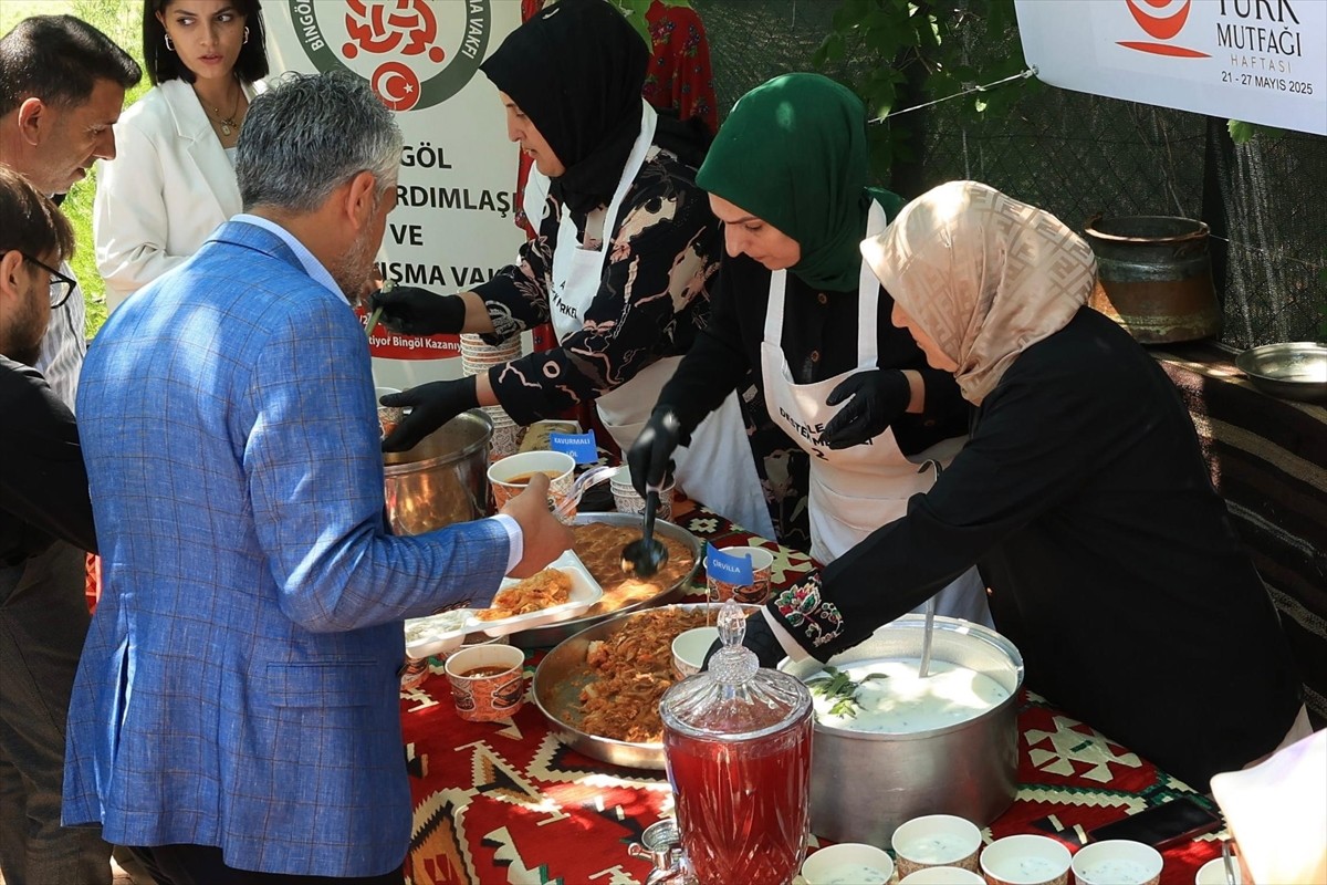 Bingöl'de "Türk Mutfağı Haftası" kapsamında düzenlenen etkinlikte kentin yöresel lezzetleri...