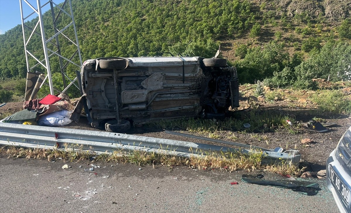 Bingöl'de, takla atan hafif ticari araçtaki 1'i çocuk 5 kişi yaralandı.
