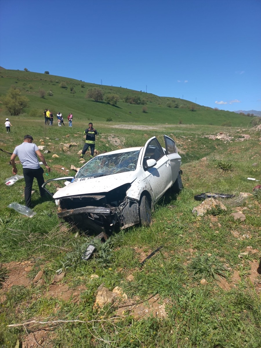 Bingöl'ün Karlıova ilçesinde meydana gelen trafik kazasında baba hayatını kaybetti, anne ve 1...