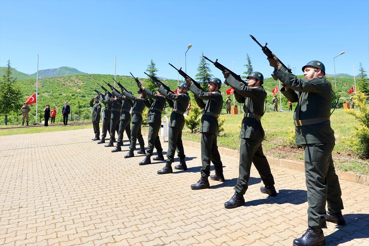 Bingöl-Elazığ kara yolunda 24 Mayıs 1993'te usta birliklerine giderken PKK'lı teröristlerin...