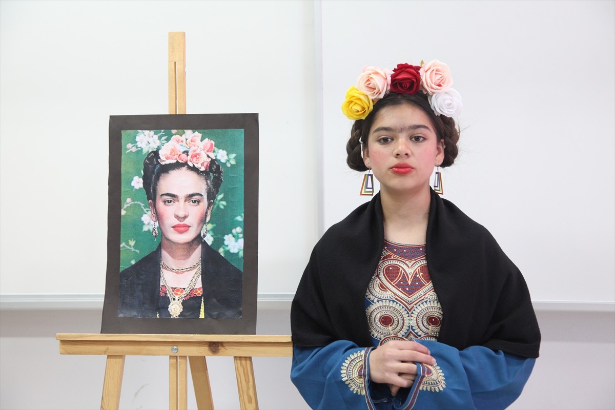 Bitlis'in Ahlat ilçesinde Görsel Sanatlar Öğretmeni Ezgi Yerli'nin ünlü ressamların eserlerini...