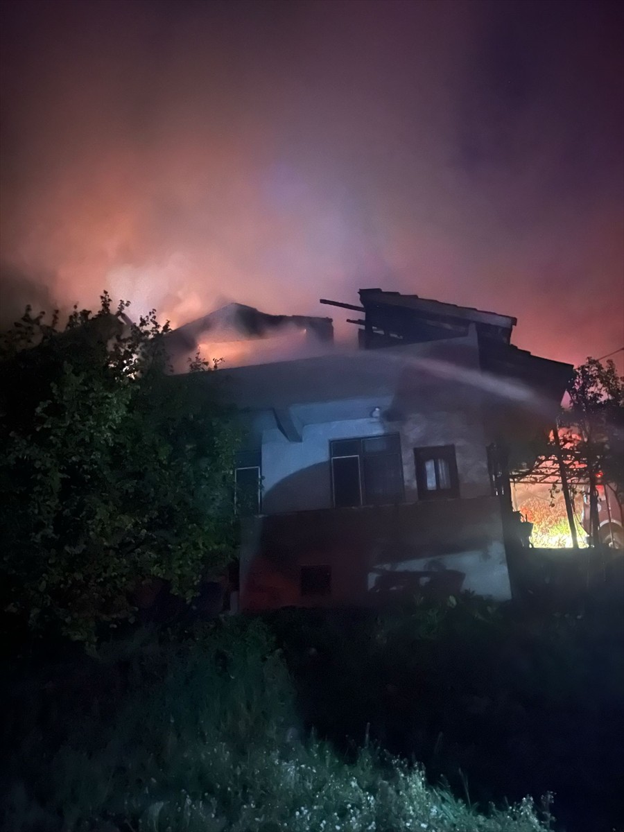 Bolu'nun Göynük ilçesinde çıkan yangında 2 katlı ev kullanılamaz hale geldi.