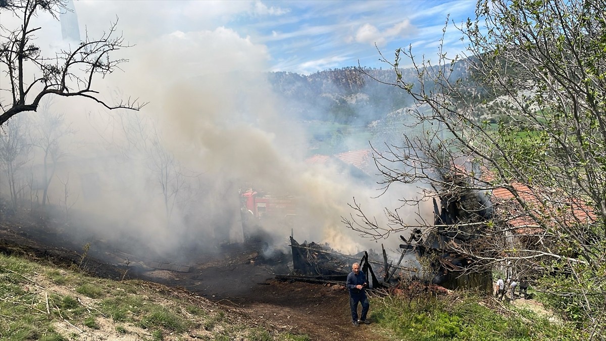 Bolu'nun Göynük ilçesinde çıkan yangında cami, köy konağı ve bir ev kullanılamaz hale...