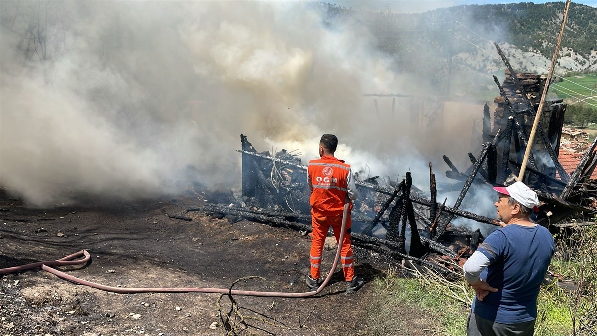 Bolu'nun Göynük ilçesinde çıkan yangında cami, köy konağı ve bir ev kullanılamaz hale...