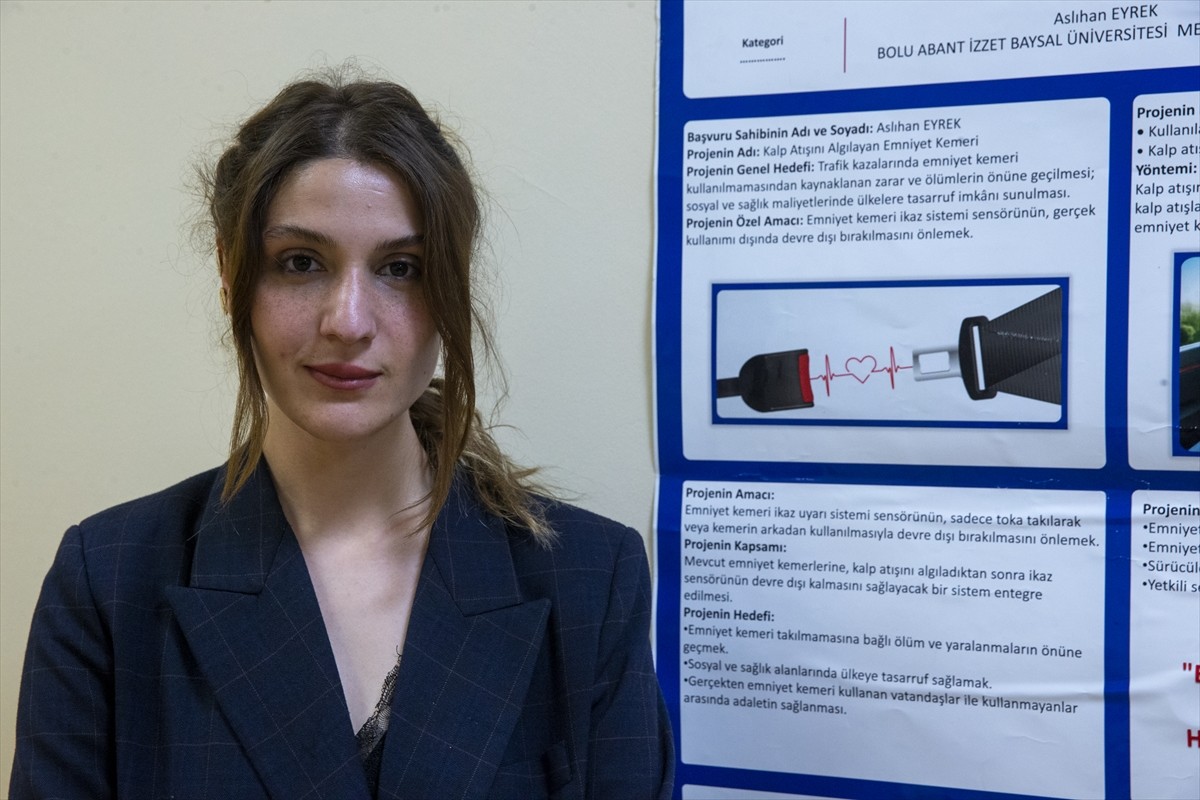 Bolu Abant İzzet Baysal Üniversitesi (BAİBÜ) öğrencisi Aslıhan Eyrek (solda), "akıllı emniyet...