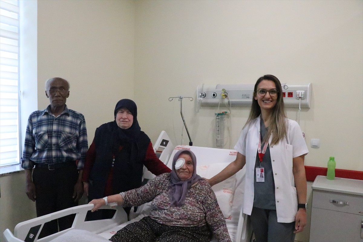 Burdur'da gözyaşı kanallarının tıkanması sonucu gözünde enfeksiyon oluşan 86 yaşındaki Hacer Yavaş...