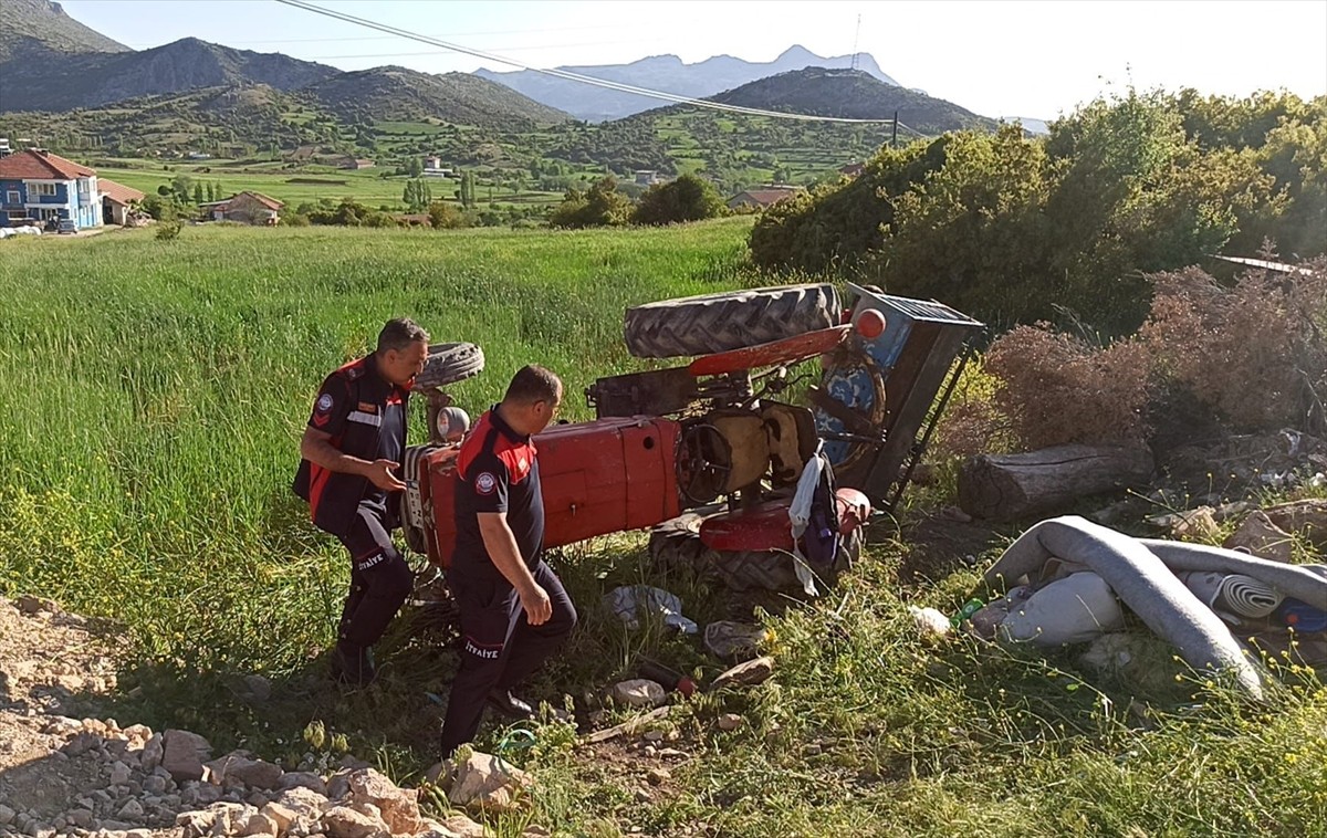 Burdur'da traktörün devrilmesi sonucu 1 çocuk öldü, 4 kişi yaralandı. İhbar üzerine kaza yerine...