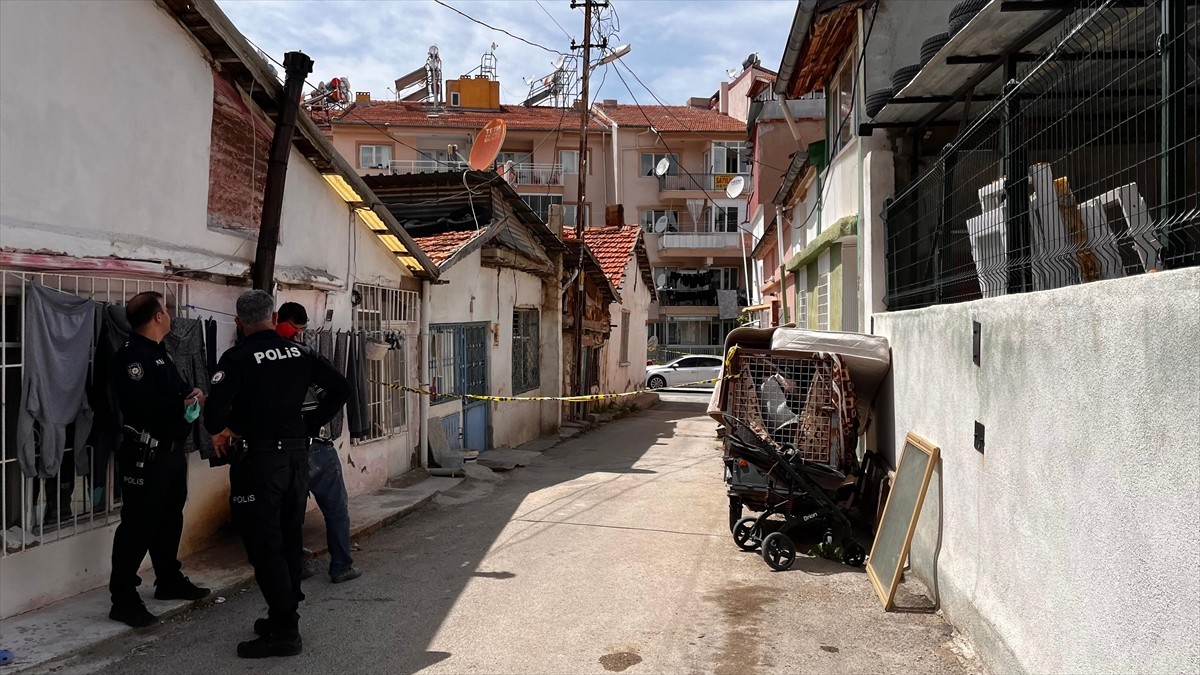 Burdur'da yalnız yaşayan kişi evinde ölü bulundu. İhbar üzerine olay yerine sağlık, polis ve...