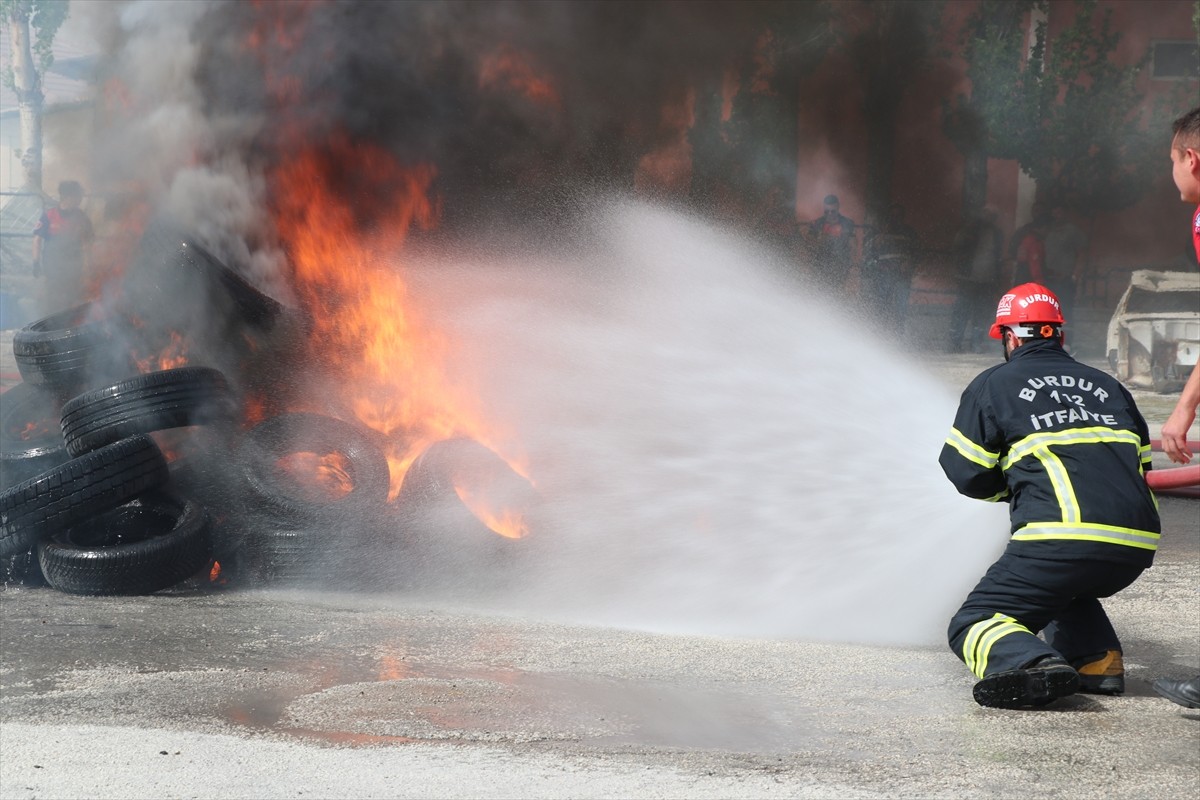 Burdur Belediyesi İtfaiye Müdürlüğü tarafından itfaiye personeline temel itfaiyecilik ve arama...