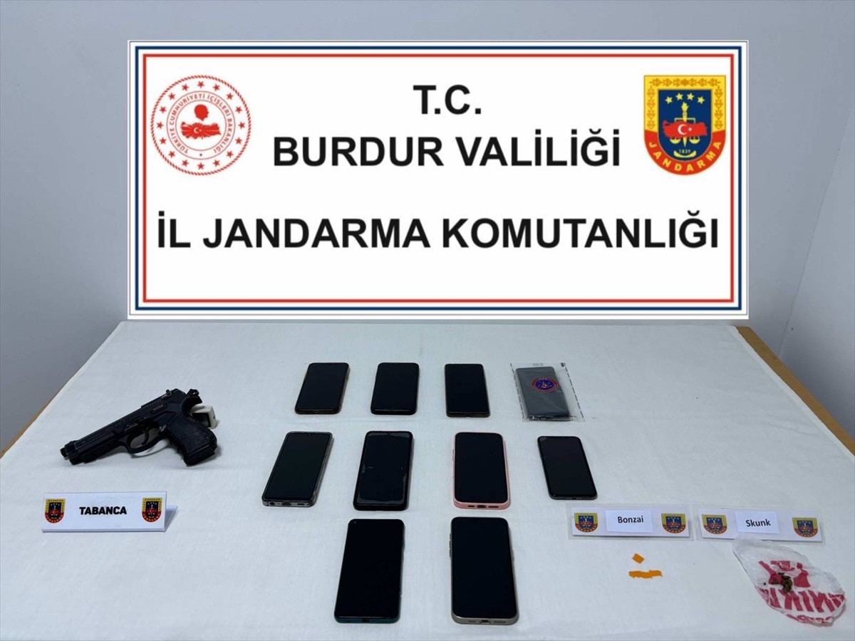 Burdur merkezli Antalya ve Denizli'de düzenlenen uyuşturucu operasyonunda gözaltına alınan 13...