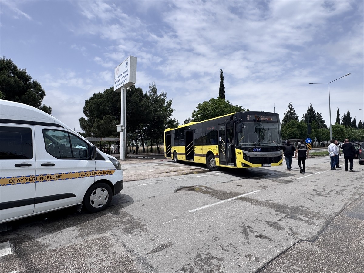 Bursa'da belediye otobüsü ile çarpışan motosikletin sürücüsü hayatını kaybetti. Ekipler kaza...