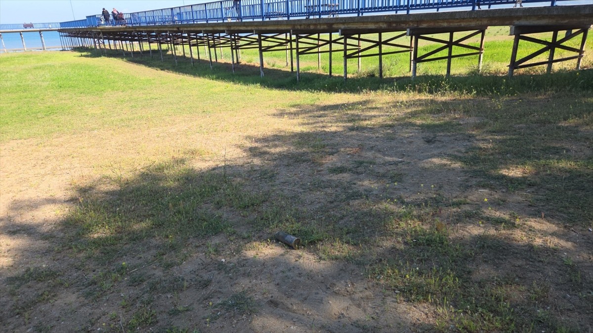 Bursa'da, İznik Gölü kıyısında bulunan patlamamış top mermisi, bomba imha ekiplerince fünyeyle...