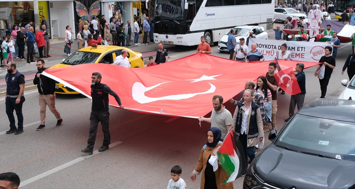 Bursa'da "Mavi Marmara" saldırısında hayatını kaybedenler ve Gazze'de yaşananlara dikkat çekme...