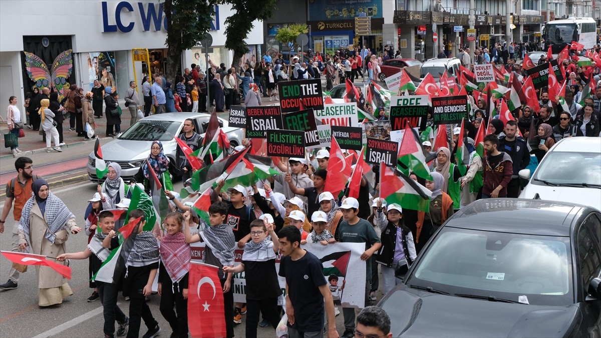 Bursa'da "Mavi Marmara" saldırısında hayatını kaybedenler ve Gazze'de yaşananlara dikkat çekme...
