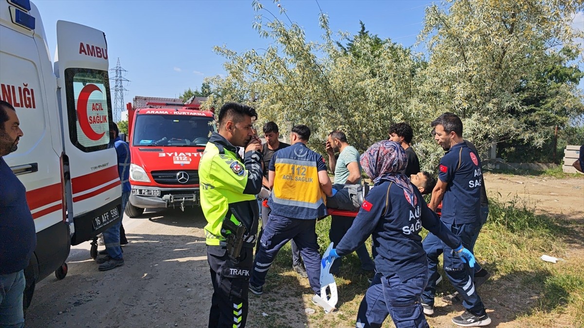 Bursa'nın İnegöl ilçesinde panelvan ile otomobilin çarpışması sonucu 3 kişi yaralandı. İhbar...