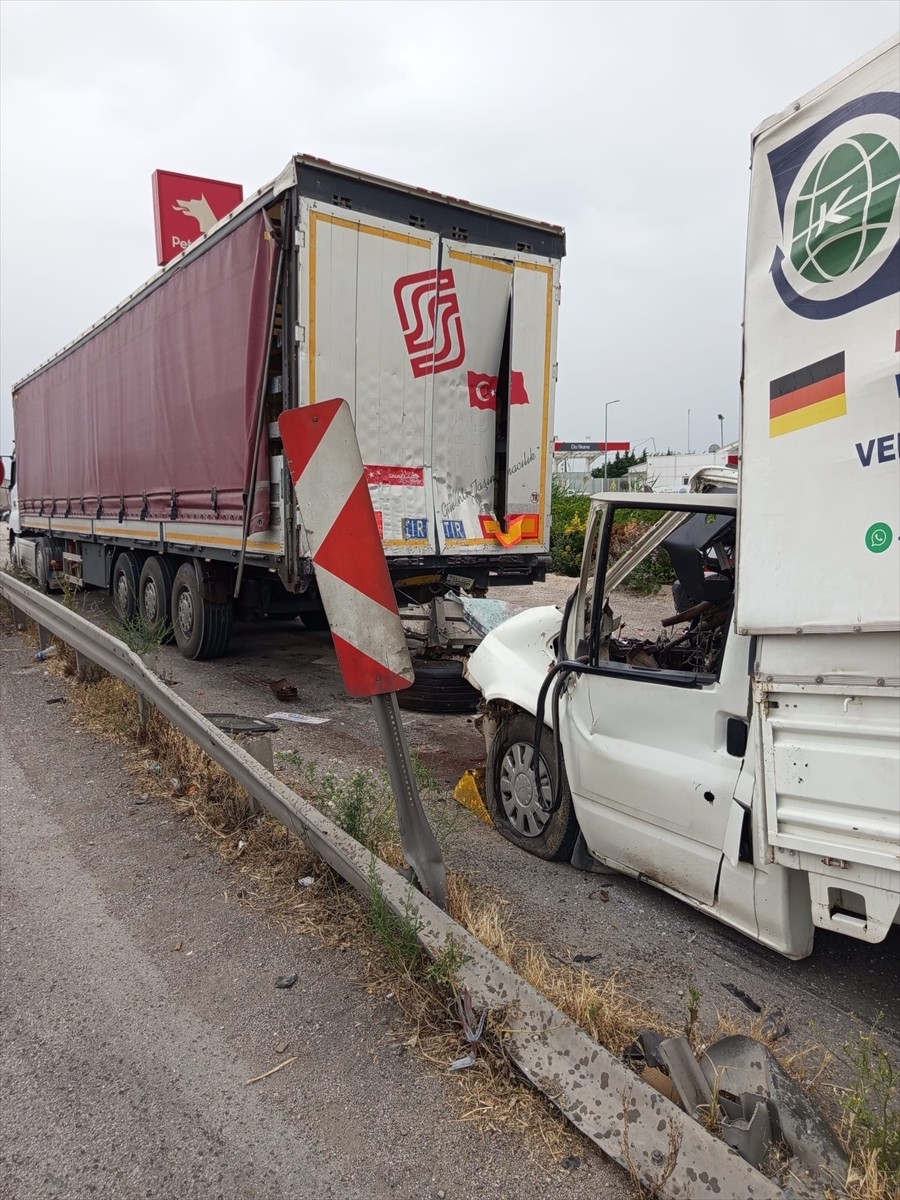Bursa'nın Karacabey ilçesinde, kamyonetin park halindeki tıra çarpması sonucu 2 kişi öldü.