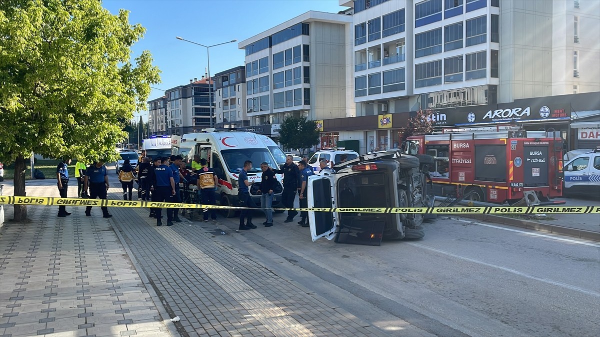 Bursa'nın Osmangazi ilçesinde aile içi şiddet ihbarından dönen polis aracının devrilmesi sonucu...