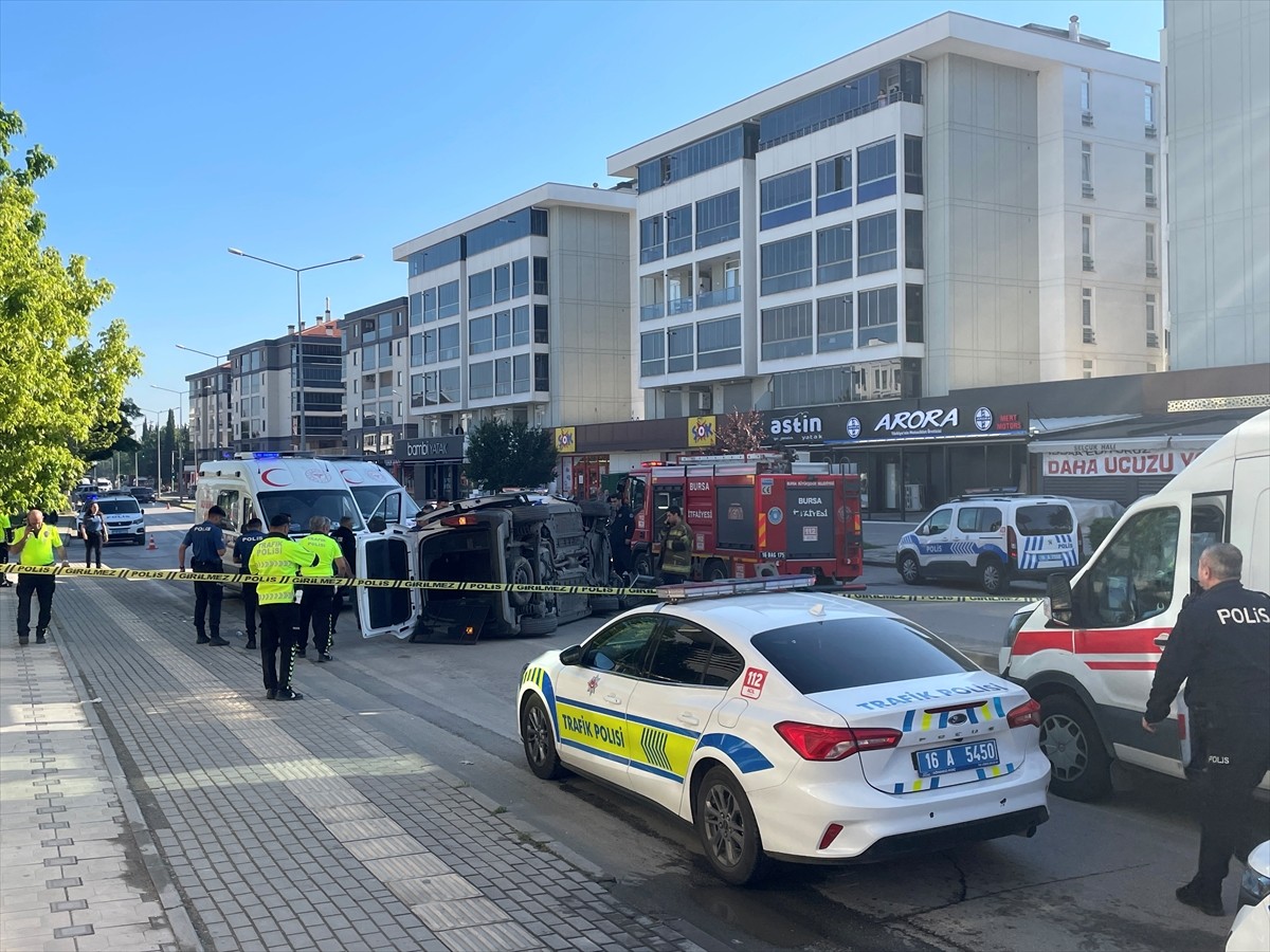 Bursa'nın Osmangazi ilçesinde aile içi şiddet ihbarından dönen polis aracının devrilmesi sonucu...