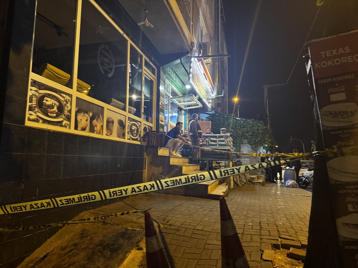 Bursa'nın Osmangazi ilçesinde bir berber dükkanına düzenlenen silahlı saldırıda yaralanan çırak...