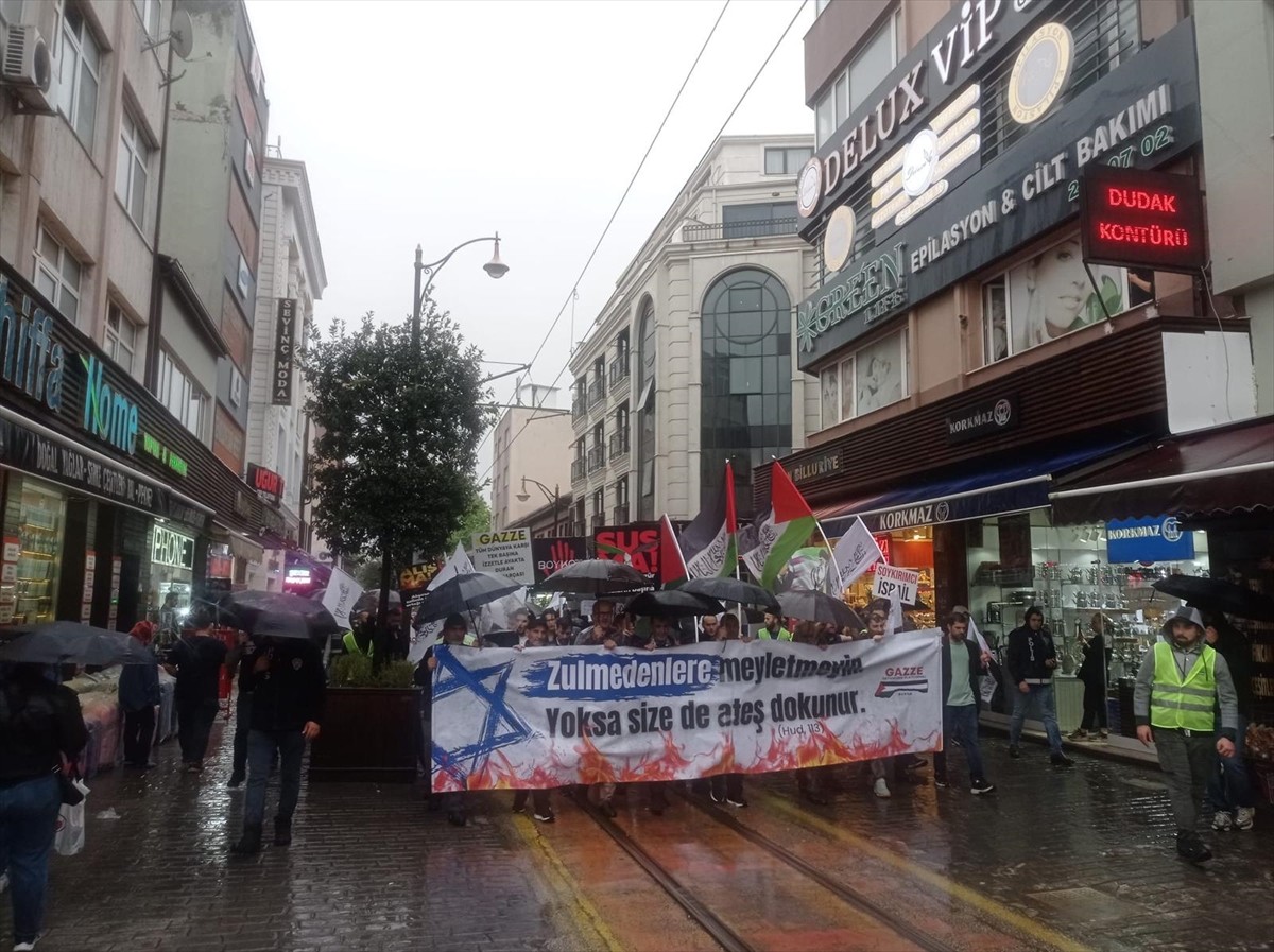 Bursa'nın Osmangazi ilçesinde Filistin'e destek için gerçekleştirilen yürüyüşte İsrail'in...