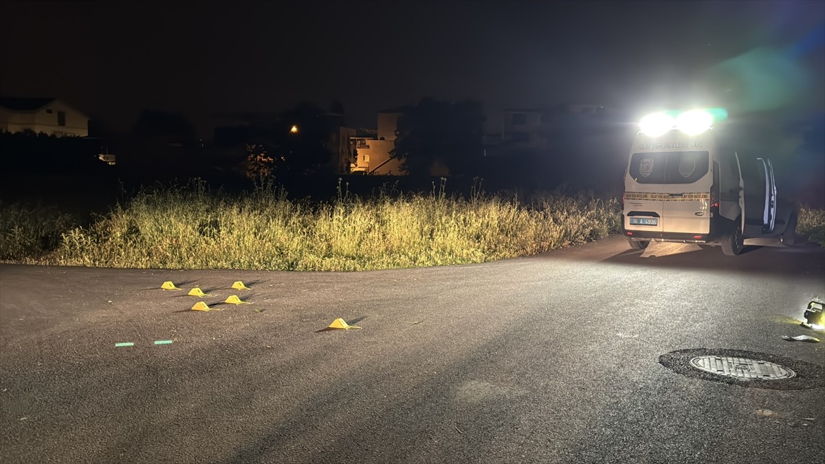 Bursa'nın Osmangazi ilçesinde iki grup arasında çıkan silahlı kavgada 1'i ağır 2 kişi yaralandı....