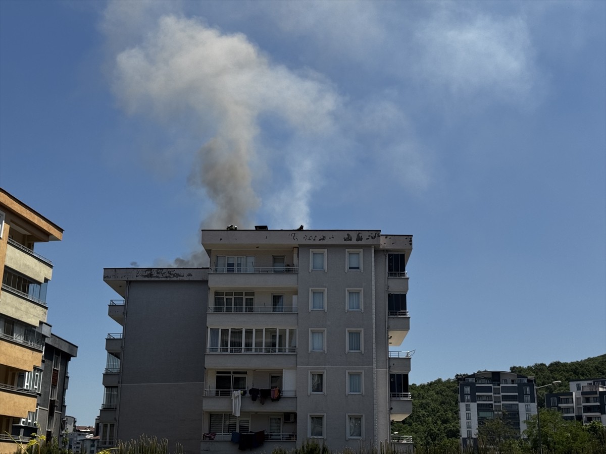 Bursa'nın Yıldırım ilçesinde 6 katlı binanın çatısında çıkan yangın itfaiye ekiplerince...