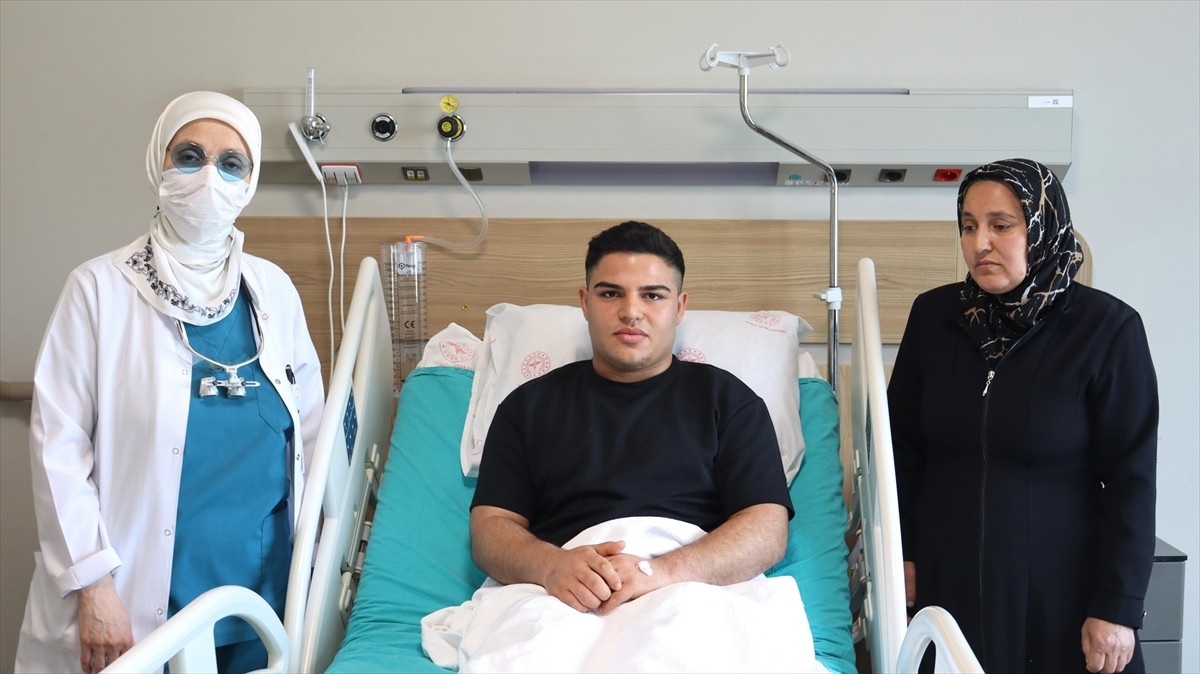 Bursa Şehir Hastanesi Yanık Merkezinde yanık izi için tedavi gören Cengiz Özgülmez'e (ortada)...