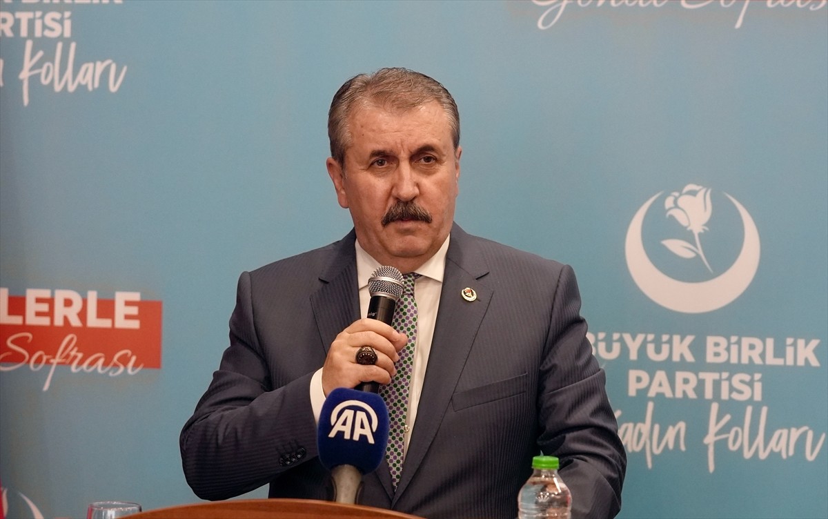 Büyük Birlik Partisi (BBP) Genel Başkanı Mustafa Destici, partisinin İstanbul İl Kadın Kollarınca...